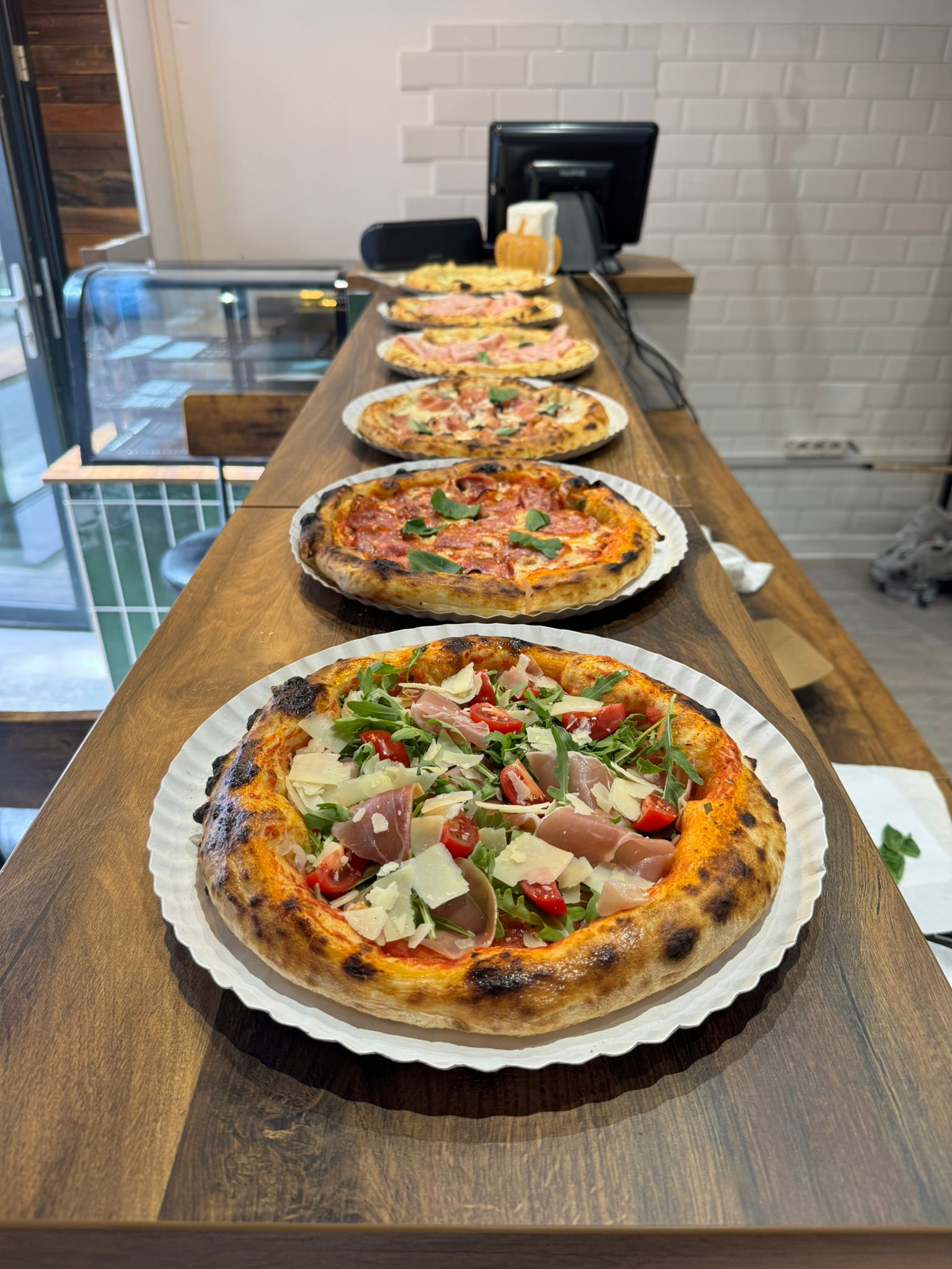 Interior restaurant Massari Pizza cu cuptor tradițional